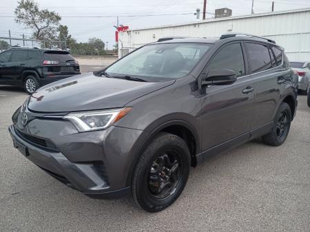 2018 Toyota RAV4 LE's photo